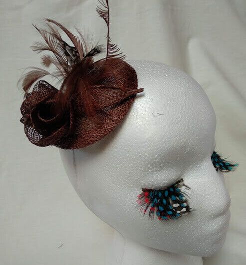 Tocado  para ceremonia mujer combinado rafia y plumas color marron