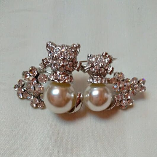 Broche bisuteria piedras y perlas plateado.Nuevo