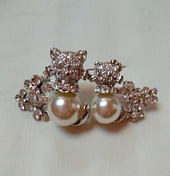 Broche bisuteria piedras y perlas plateado.Nuevo