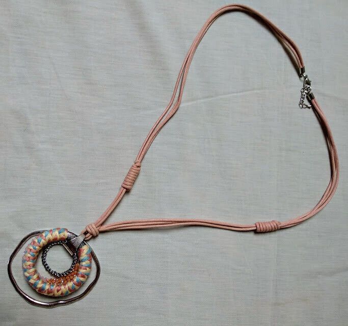 Collar fantasía tipo étnico combinando metal,cordón cristal y lana Nuevo - Imagen 4