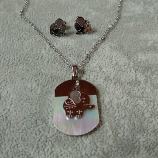 Collar gargantilla y pendientes acero con colgante de elefante Nuevos (106)