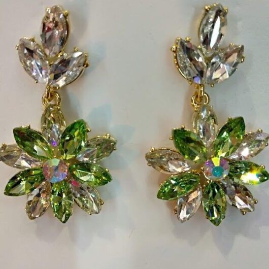 Pendientes largos de cristal color verde y blanco mujer elegantes boda