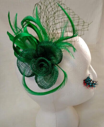 Tocado broche para ceremonia mujer combinado rafia y plumas color verde