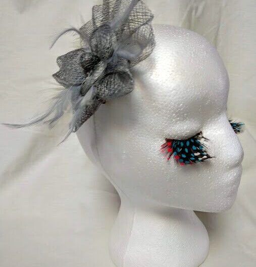 Tocado broche para ceremonia mujer combinado rafia y plumas gris