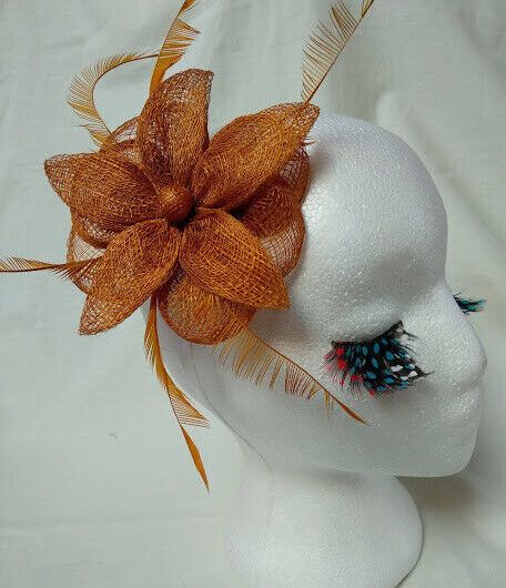 Tocado broche para ceremonia mujer combinado rafia y plumas marrón claro