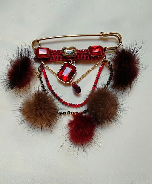 Broche alfiler bisuteria mujer dorado con piedras y pompones vison.Nuevo