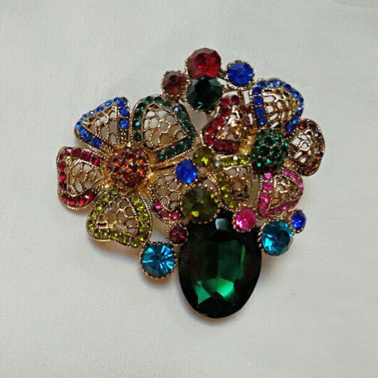 Broche bisuteria en forma de donut cuajado de piedras blancas.Nuevo