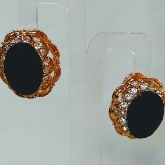 Pendientes bisuteria dorados con cierre omega con piedra color negra