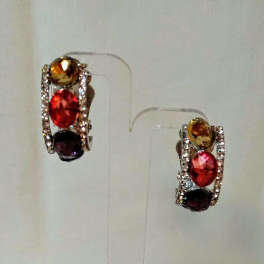 Pendientes bisutería plateados con cierre de clip y piedras multicolor