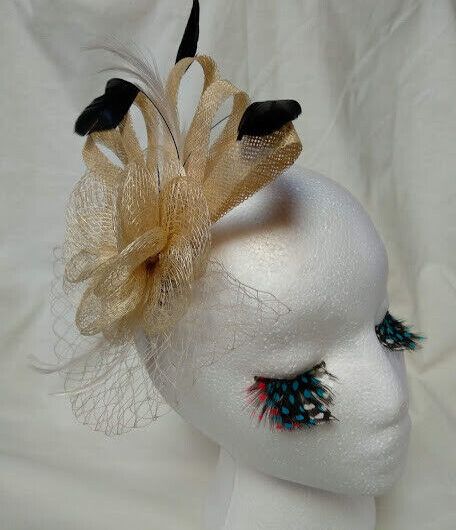 Tocado broche ceremonia mujer combinado rafia,redecilla y plumas color paja