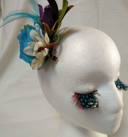 Tocado broche mujer combinado flores y plumas tonos azules y morados.