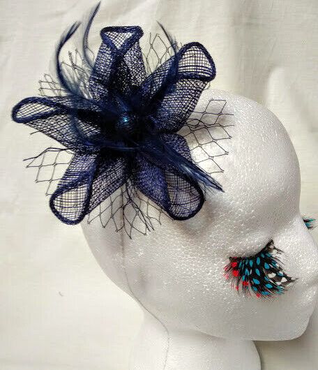 Tocado broche para ceremonia mujer combinado rafia y plumas color azul