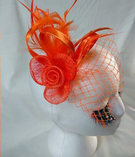 Tocado broche para ceremonia mujer combinado rafia y plumas color naranja