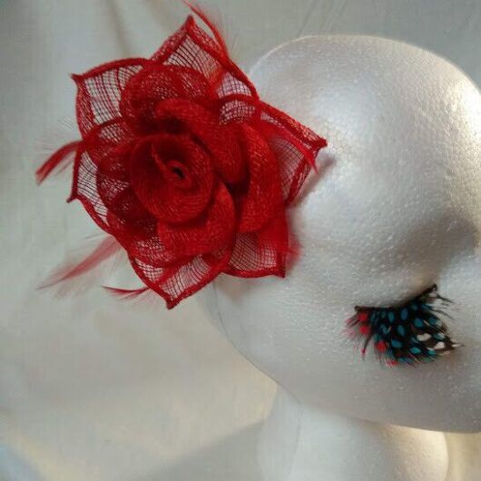 Tocado broche para ceremonia mujer combinado rafia y plumas color rojo