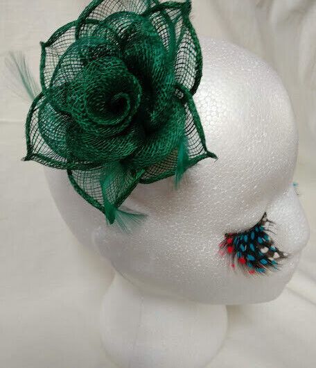 Tocado broche para ceremonia mujer combinado rafia y plumas color verde