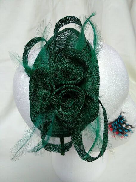 Tocado diadema para ceremonia mujer combinado rafia y plumas color verde - Imagen 3
