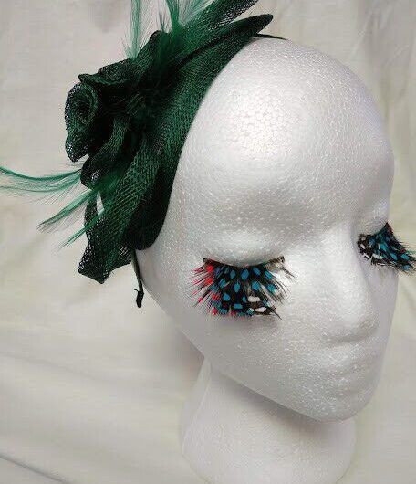 Tocado diadema para ceremonia mujer combinado rafia y plumas color verde