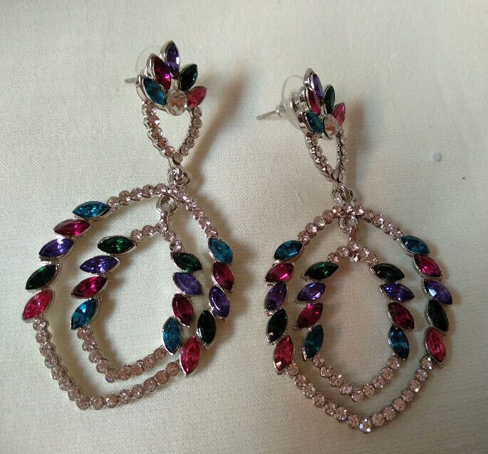 Pendientes bisuteria plateados con piedras multicolor nuevo con etiqueta - Imagen 4