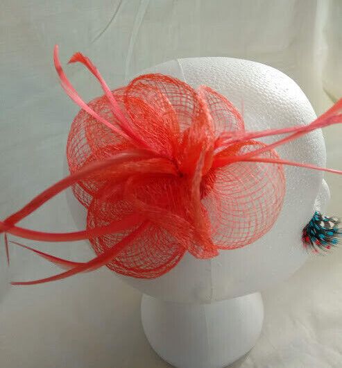 Tocado broche para ceremonia mujer combinado rafia y plumas color salmón