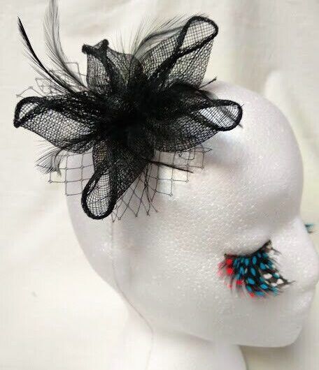 Tocado broche para ceremonia mujer combinado rafia y plumas negro