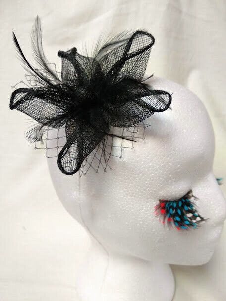 Tocado broche para ceremonia mujer combinado rafia y plumas negro