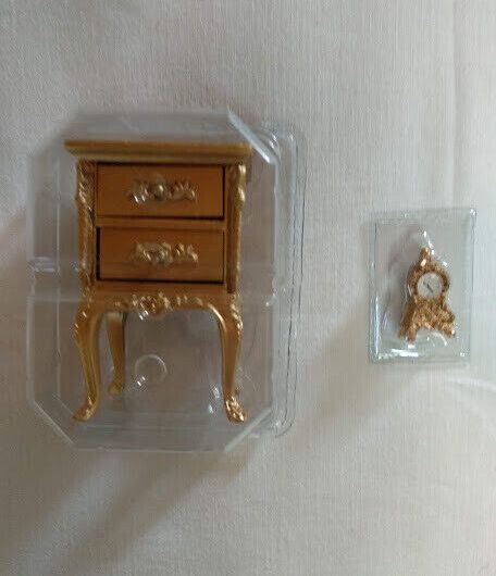 Casas de muñecas mesilla dorada con reloj  Nuevo y precintado (96)