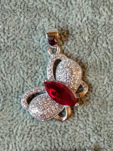 Colgante forma de mariposa piedra roja en Plata de Ley rodiada 925 Nuevo (106)
