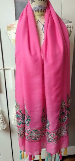 Fular color rosa con con bordado en los extremos  y flecos con abaloarios(134)