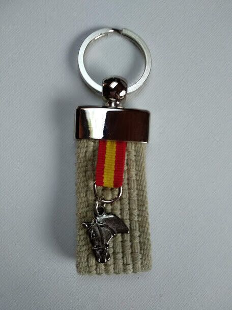 Llavero con cabeza de caballo y cinta colores bandera de España Nuevo (102)