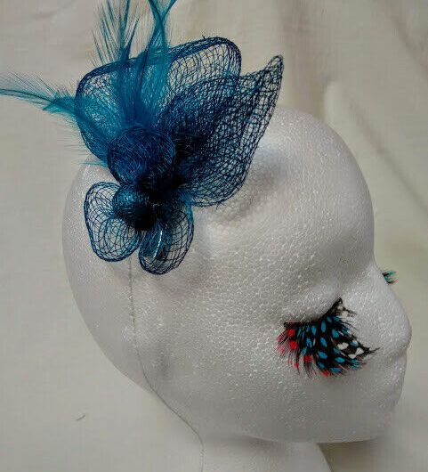 Tocado broche para ceremonia mujer combinado rafia y plumas color azulón