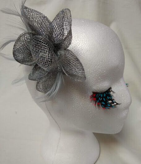 Tocado broche para ceremonia mujer combinado rafia y plumas color gris