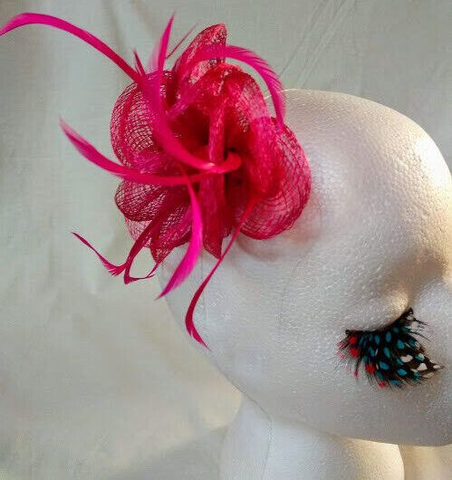 Tocado broche para ceremonia mujer combinado rafia y plumas color rosa fucsia