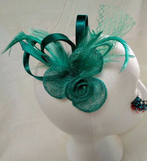 Tocado broche para ceremonia mujer combinado rafia y plumas color verde