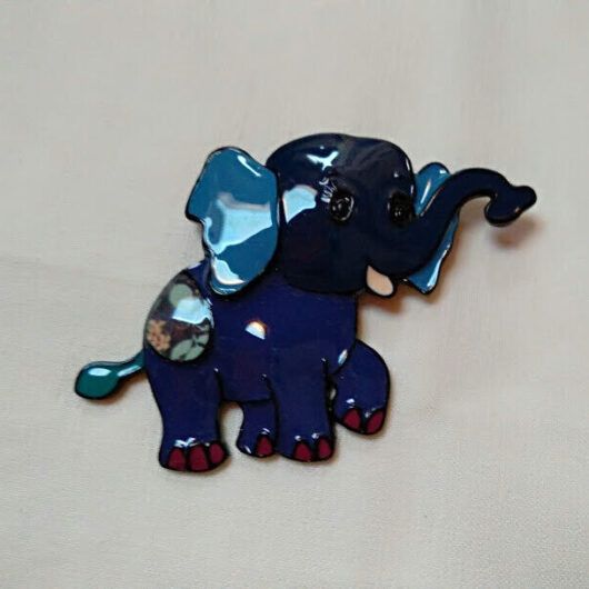 Broche bisutería con forma de elefante esmaltado.Nuevo