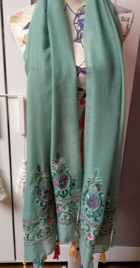 Fular color verde con con bordado en los extremos  y flecos con abalorios(134)