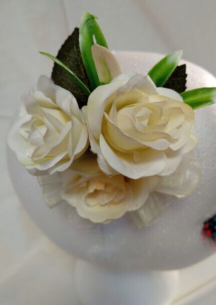 Tocado broche mujer flores tela en tonos blancos y beige Nuevo - Imagen 3