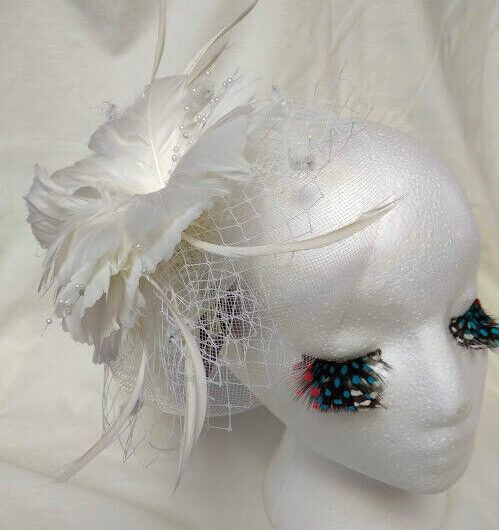 Tocado  para ceremonia mujer combinado rafia,redecilla y plumas blanco perlas